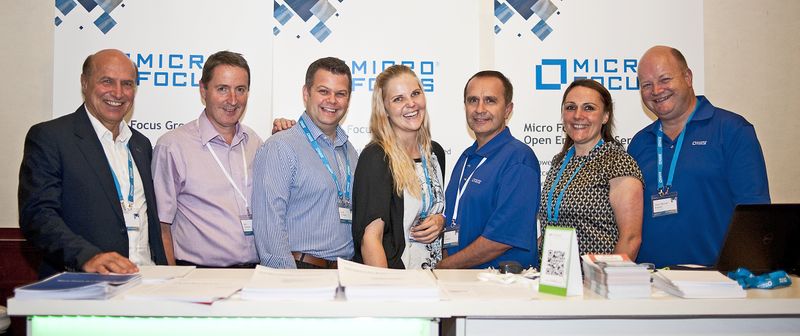 Das globale Micro-Focus-Team am Stand im Ausstellungsbereich (Bild: Gwava)