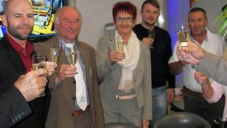 Prost! 6,35 Mio. Euro Umsatz konnte der Thermoform-Spezialist Geiss auf der Fakuma verzeichnen - absoluter Rekord, so der Geschäftsführer Manfred Geiß (dritter von links). Grund genug, das Ganze mit ordentlich Schampus zu begießen. (Bild: Geiss)