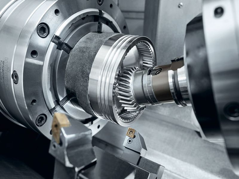 Die werkstattorientierte Programmierung hat vor allem in der Einzelteilfertigung und bei der Herstellung kleiner und mittlerer Stückzahlen nach wie vor einen hohen Stellenwert. 24 exklusive DMG Mori Technologiezyklen ermöglichen bis zu 60 % schneller direkt an der Maschine im Dialog zu programmieren. Herausragende Beispiele sind verschiedene Zyklen für das Verzahnen beziehungsweise die Zahnradfertigung. (Bild. DMG Mori)