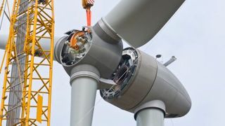 Strom aus erneuerbaren Energiequellen, wie dem Wind, ist schön und gut. Doch nach rund 20 Jahren haben die meisten Windkraftgiganten ausgedient. Da stellt sich die Frage zum Rückbau und Recycling, die am besten bis 2040 beantwortet ist. Hier ein Überblick über die Lage. (Bild: Breyerdag)