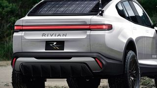 Es könnte sein, dass Elon Musk die Elektroautos von Rivian zum Großteil nur noch von hinten sieht, weil sie seinen Teslas erfolgsmäßig davonfahren. Denn Rivian hat nun etwas erreicht, was auf eine kräftige finanzielle Unterstützung von Volkswagen hoffen lässt ... (Bild: Rivian)
