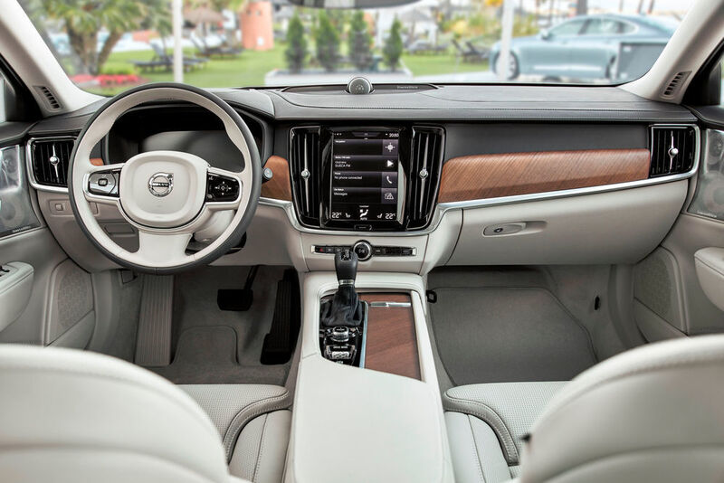 Über „Apple CarPlay“ und künftig auch „Android Auto“ können Smartphones und Tablets integriert werden. Sinnvoll ist auch das Head-up-Display im Blickfeld des Fahrers. (Volvo)