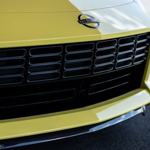 Markant: der rechteckige Kühlergrill mit ovalen Lamellen.(Bild:  Nissan)