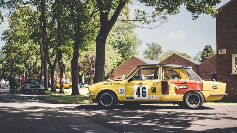 Oldtimer-Fans und „Car-Guys“ kommen in Bicester Heritage voll auf ihre Kosten. Ein ideales Ausflugsziel zum Beispiel im Rahmen einer Oldtimerausfahrt. (Bild: Bicester Heritage )
