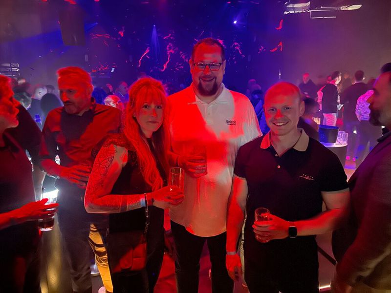 Die Gäste haben genug zu trinken, da kann Jennifer Keil mit Stefan Teichmann und Charly Engelhardt (Littlebit) relaxen. (Bild: Vogel IT-Medien GmbH)