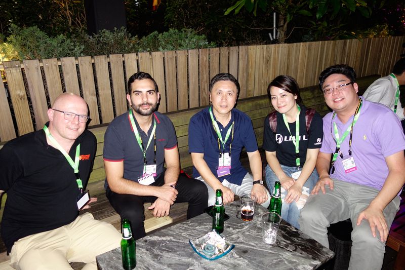 (v. l.) Eike Salow, thermal grizzly, mit Christopher Dagher, Australias Largest Onl, Victor Lee, mwave, Amelia Liao, Lian Li und Andrew Wang, mwave (Bild: IT-BUSINESS)