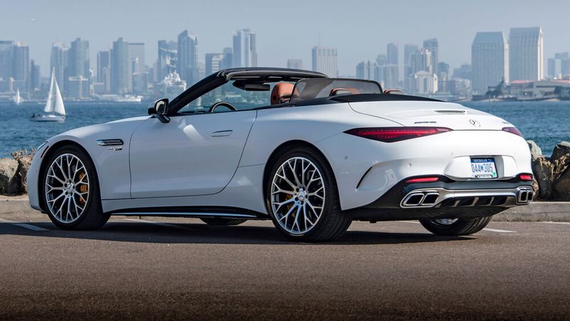 In der Seitenansicht sind die AMG Leichtmetallräder sowie die versenkten Türgriffe des AMG SL zu erkennen. (Bild: Mercedes-Benz)