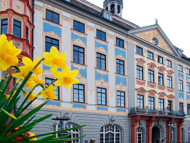 Unter dem Motto „Zukunft Coburg Digital“ hat sich die Stadt Coburg zum Ziel gesetzt, Leitlinien zu erarbeiten, die dabei helfen, den digitalen Wandel in der Stadt einschließlich der Stadtverwaltung aktiv zu gestalten und die Potenziale der Digitalisierung für Stadt und Gesellschaft zu nutzen. Bei der Umsetzung der Digitalen Agenda ist Coburg bestrebt, Themen zu bündeln und Synergieeffekte zwischen Themen bzw. Projekten zu identifizieren und eine starke Zusammenarbeit zwischen relevanten Akteuren zu fördern.
 (Stadt Coburg)