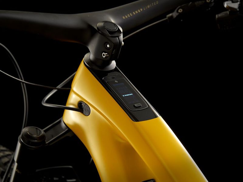 Ein bündig im Oberrohr eingelassenes, 2 Zoll große OLED-Display zeigt alle verfügbaren Informationen übersichtlich an, ohne die Optik des E-Bikes zu beeinträchtigen. (Bild: Trek Bicycle Co)