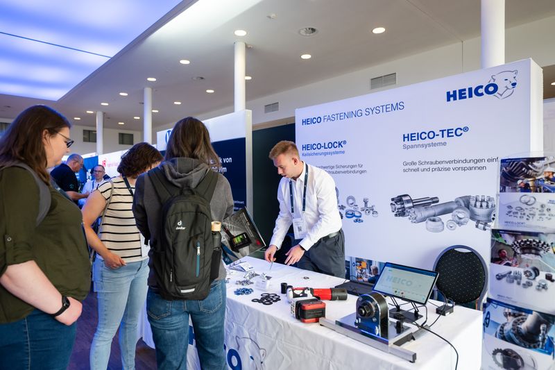 Der fachliche Austausch zwischen Aussteller und Besucher steht bei der Schraubtec hoch im Kurs. (Bild: PHOTOVISION-DH GmbH)