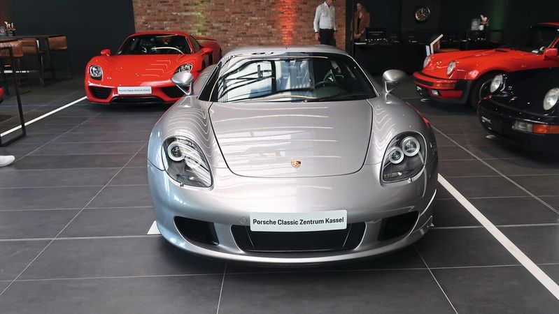 Doppelt historisch: Die Glinicke-Gruppe hat in Kassel ein altes Lagergebäude für VW-Teile in ein Porsche Classic Zentrum verwandelt.(Bild:  Grimm – VCG)