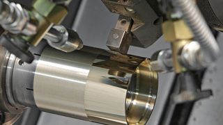 Diamantierprozess auf einer Drehmaschine: Das Diamantieren von Nichteisenmetallen ist die Dreh-/Fräsbearbeitung mit einem Diamanten. Sie erfordert ein besonderes Know-how im Unternehmen. (August Weckermann)