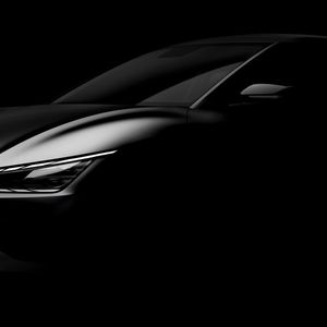 Kia realisiert mit dem EV6 sein erstes Elektroauto auf der Konzernplattform E-GMP. Der EV6 trägt als erstes Modell bereits das neugestaltete Kia-Markenlogo.(Bild:  Kia)