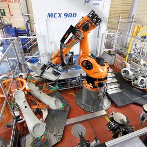 Bild 1: Der Roboter be- und entlädt die Werkzeugmaschine. Dabei nimmt er abwechselnd die Komponenten Schwinge (links) oder Karussell (rechts).