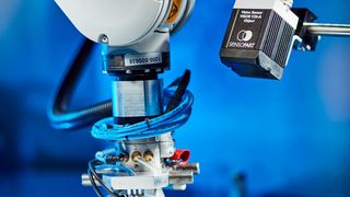 Der Roboter bezieht seinen Aktionsradius auf ein festes Koordinatensystem, dessen Ursprung z. B. sein Fußpunkt bildet. Ein Vision-Sensor der Reihe Visor übernimmt die Transformation von relativen Bild- in absolute Roboterkoordinaten. (Sensopart)