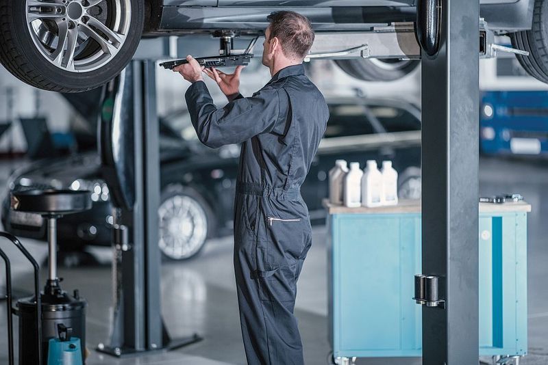 ... der Ölwechselkit für Automatikgetriebe: Mit ZF-Produkten decken Kfz-Betriebe einen erheblichen Teil ihres Ersatzteilbedarfs ab. (ZF)