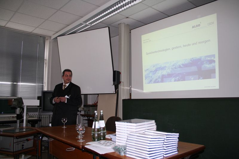 Kurt Gerecke, IBM, referierte über die Geschichte, Gegenwart und Zukunft der IBM-Speichertechnologie. (Archiv: Vogel Business Media)