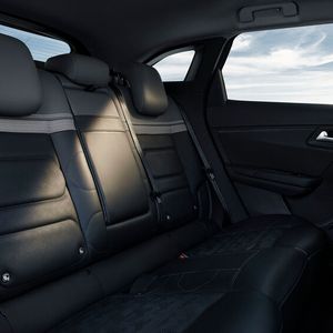 Die fauteuilartigen Ledersessel mit der Marketingbezeichnung „Advanced Comfort“-Sitze sind vorne wie hinten bequem. (Bild:  William Crozes/Continental Productions/Citroën)