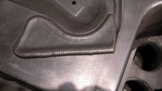 Mit dem Laserauftragsschweißen lassen sich Reparaturen durchführen oder auch Verschleißschutzschichten aufbringen.  (Bild: Cenit)