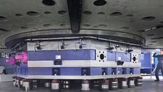 Space for XXL+: A look under the turntable shows the dimensions of a portal milling machine designed for rotor housings with a diameter of more than eleven meters in the final expansion stage. (Picture: Starrag/Ralf BaumgartenStarrag/Ralf Baumgarten)