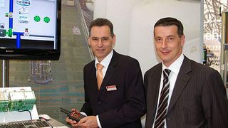 Klaus-Dieter Drossel (links), Director of Sales, Government & Public Safety, und Alexander Burghardt, MSSI Vice President Central Europe & Russia der Motorola GmbH, präsentieren ein Funksystem für die Prozessindustrie.Bild: Kroh (Archiv: Vogel Business Media)