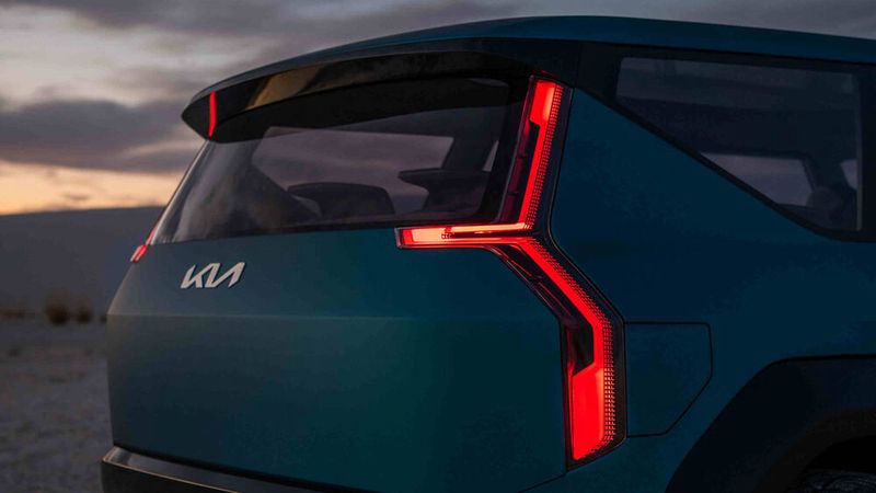 Die schmalen Rückleuchten mit homogen leuchtenden Flächen verleihen dem EV9 eine einzigartige Lichtgrafik. (Bild: Kia)