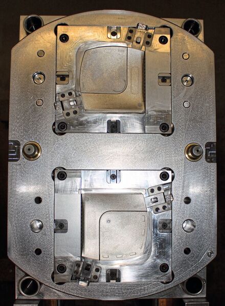 Die Indexplatte Weber-Spritzgießwerkzeugs wird durch einen Servomotor und ein Zahnrad dynamisch bewegt.  (Weber)