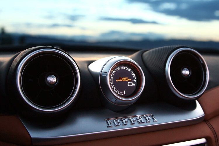 Wer es genau wissen will, kann die Arbeit des Turboladers auf einem witzigen Display zwischen den Lüftungsdüsen verfolgen. (Foto: Ferrari)