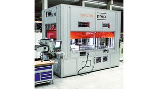 Neben der notwendigen Kippstabilität und den individuellen Steuerungsmöglichkeiten stellt die kompakte Bauweise einen weiteren Vorteil der elektrischen Spindelpresse dar. (Synchropress)