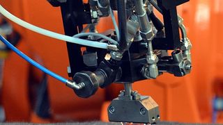 Cannon Deutschland präsentiert auf der Composites Europe in Stuttgart unter anderem eine Technik namens ESTRIM-Liquid-Lay-Down-Technologie, mit der ein Skatebord aus recycelten Carbonfasern hergestellt wurde (Ein Bild davon siehe Galerie). (Bild: Cannon)