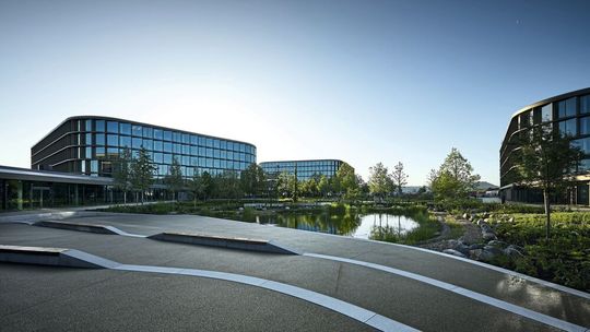 Unter anderem verfügt der Schwarz Digits Campus über ein hochwertiges Bepflanzungskonzept - die “grüne Mitte”. Fast die Hälfte des Geländes ist als Grünfläche ausgewiesen.(Bild:  Schwarz Digits)