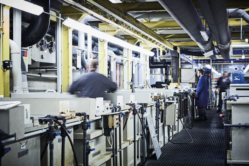 Abb.2: Blick in die Fertigung der Turbomolekularpumpen bei Leybold in Köln. (Leybold)