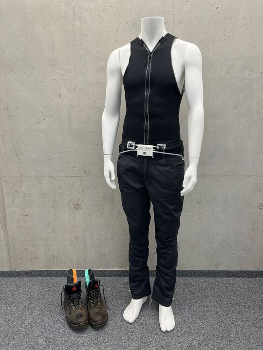 This could become the future of protective work clothing! Because at DTFI in Denkendorf (Germany), together with partners, they have managed to equip it with an autonomous air conditioning system. This not only significantly increases wearing comfort during physical exertion ...(Image:  DITF)