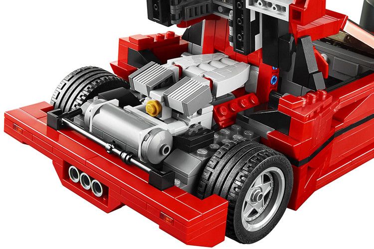 Auch der 487 PS starke 3,0-Liter-Biturbomotor des echten F40 ist detailgetreu nachgebildet. (Foto: Lego)