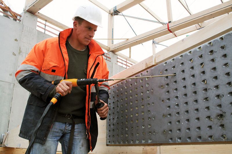 Bild 2: Der Werker kann in jedem Material, hier Holz, ohne umzuschalten durchziehen. Trotzdem reißt keine Schraube ab.  (Bild: Atlas Copco)