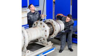 ISGT-Spezialisten beim Montieren einer Spaltrohrpumpe. Jetzt sind die Gendorfer Experten für Instandhaltung auch bei der OMV-Raffinerie am Standort Burghausen aktiv. (Infraserv Gendorf)