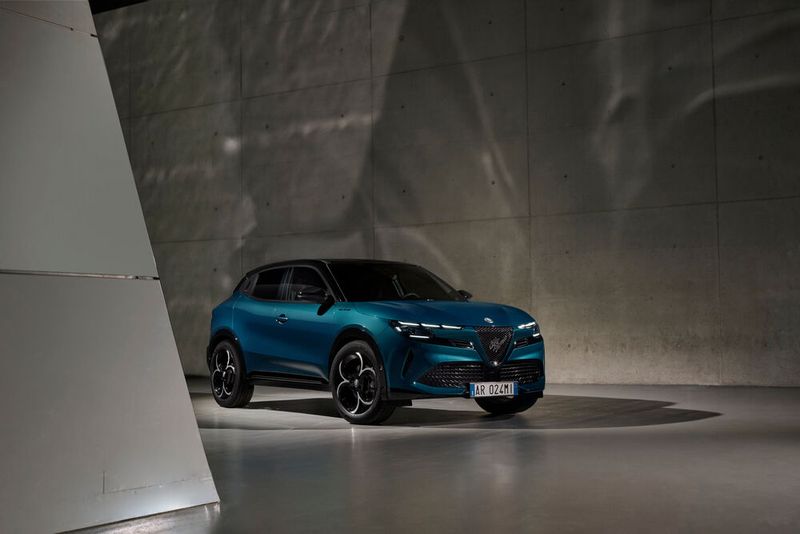 Für Benziner-Fans wird es eine Variante mit 1,2-Liter-Dreizylinder geben. Beihilfe leistet ein kleiner 21 kW starker E-Motor samt 48-Volt-Batterie. (Bild: Alfa Romeo)