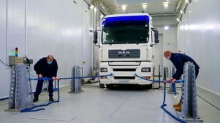 In der Temperaturkammer kann UTAC die Triebstränge schwerer Nutzfahrzeuge testen. (UTAC)