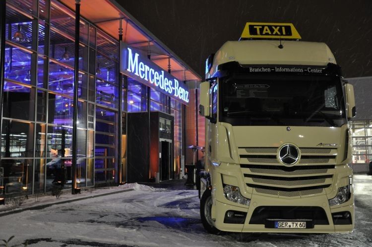 Ob das „Actros-Taxi“ wohl eine Gewerbezulassung zur Personenbeförderung bekommt? (Foto: Richter)