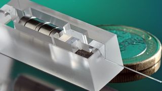 Der Laser hilft der Quantentechnik doppelt weiter! Ein per SLE-Prozess monolithisch gefertigtes Packaging-Modul integriert Optiken, Isolator und Strahlteiler auf engstem Bauraum und unterstützt deren mikrometergenaue Ausrichtung. Neue Kristalle konnten auch gezüchtet werden ... (Bild: Fraunhofer ILT)