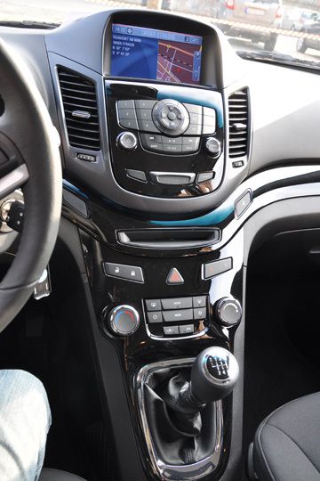 Der Schalthebel ist in das Instrumentenbrett integriert. (Archiv: Vogel Business Media)