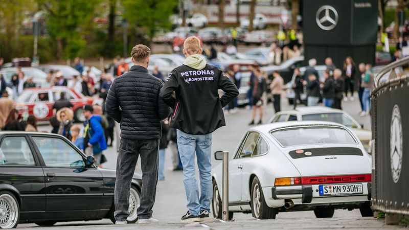 Am 21. Juni lautet das Motto „Die Rennsport-DNA von Mercedes-Benz und Porsche“. Zu Gast ist Bernd Mayländer, Fahrer des offiziellen Safety-Cars der Formel 1. Außerdem wird es Motorenstarts eines Mercedes-Benz Silberpfeils geben.  (Bild: Mercedes-Benz AG)