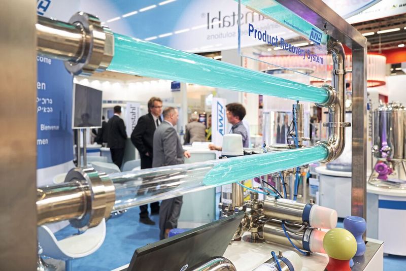 Alles fließt: Fluidik ist nämlich längst mehr als Pumpe, Armatur oder Dichtung, sie umfasst die ganze Komplettanlage genauso wie alle Rohre, Rohrbögen, Weichen und Aggregate. (Bild: Dechema e.V. / Nicolas DET)