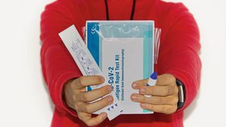 Arbeitgeber müssen weiterhin zweimal wöchentlich Mitarbeitern einen Selbsttest anbieten, falls sie nicht ins Homeoffice gehen können. Die täglichen Tests für Ungeimpfte müssen die Arbeitnehmer selbst tragen oder organisieren. (gemeinfrei)