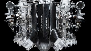 Der neue Maserati-V6 – 3 Liter groß und 630 PS stark – verfügt als erster Motor in einem Straßenauto über ein aus der Formel 1 abgeleitetes Vorkammer-Verbrennungssystem mit Doppelzündung. (Bild: Hersteller)