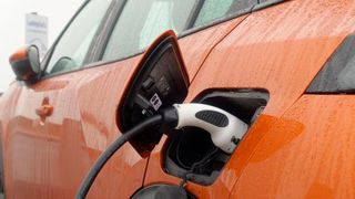 Wenn E-Autos liegenbleiben oder einen Unfall hatten, gibt es Handlungsempfehlungen, die unter anderem der VDA erarbeitet hat.  (Bild: frei lizenziert)