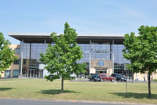 Das Kundencenter von VW Nutzfahrzeuge liegt in Sichweite auf der anderen Straßenseite. (Archiv: Vogel Business Media)