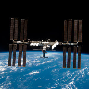 Archivfoto der Internationalen Raumstation ISS: Alles, was größer als 10 cm ist, wird als potentiell gefährlich für die ISS eingestuft, da ein solcher Gegenstand leicht die Hülle durchschlagen oder beschädigen könnte. Derzeit sieht das Protokoll für einen möglichen Einschlag vor, die Station bei entsprechender Vorlaufzeit aus dem Weg zu schieben, während die Crew in einer angedockten Kapsel Zuflucht sucht, in der sie notfalls zur Erde zurückkehren könnte. Dies war beispielsweise bei einer Kollisionswarnung am 12. März 2009 der Fall. (Bild: NASA/ESA)