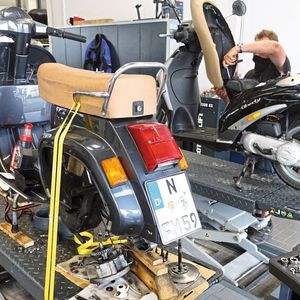 Sie haben einen (Qualitäts-) Roller? „Wir haben den passenden Service!“, sagt Bosch Mezger in Schweinfurt. Und Neufahrzeuge „Made in Italy“ gibt's hier auch zu kaufen.(Bild:  »kfz-betrieb« / Dominsky)