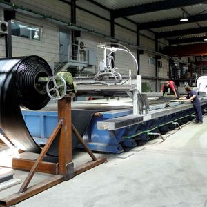 Für das Handling von tonnenschweren Eimerbagger-Fördergurten baute Aquatec zwei massive handbetätigte Haspeln. Damit wurden die Matten abschnittsweise vom Coil abgewickelt, mit den nötigen Schnitten versehen und anschliessend wieder aufgehaspelt. (Aquatec)